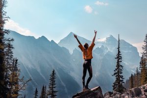 Equipaggiamento essenziale come prepararsi per un'escursione di montagna di successo